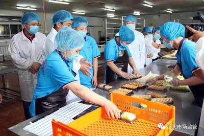 包頭市多區(qū)聯(lián)動(dòng)嚴(yán)查食品安全，過期食品凍品被集中查獲